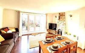 Cosy Luxurious 3 Bedroom House, Free Parking, Free Wifi, Private Garden, Free Netflix