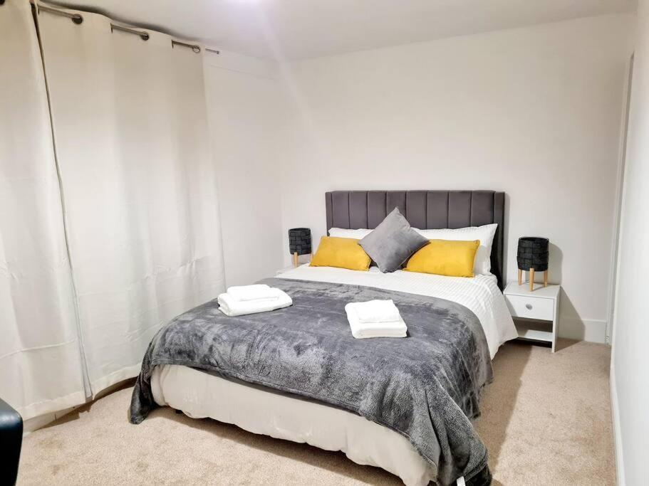 Cosy Luxurious 3 Bedroom House, Free Parking, Free Wifi, Private Garden, Free Netflix Havering Exterior photo