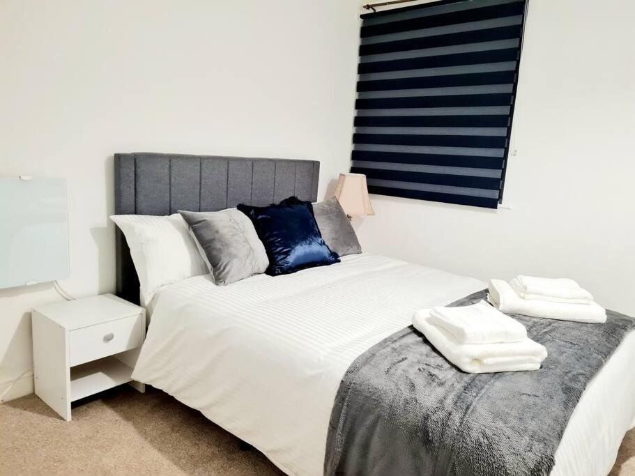 Cosy Luxurious 3 Bedroom House, Free Parking, Free Wifi, Private Garden, Free Netflix Havering Exterior photo