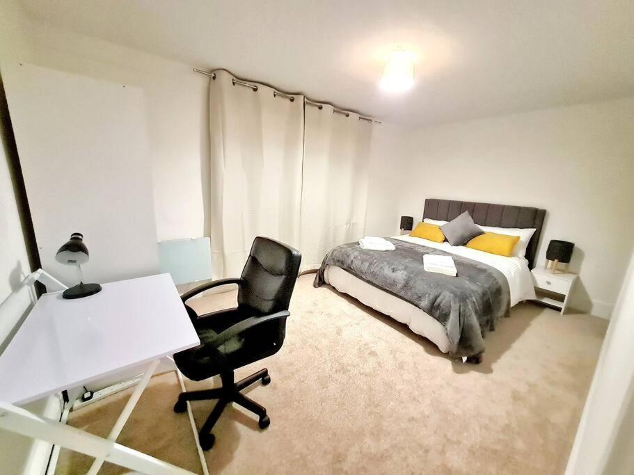 Cosy Luxurious 3 Bedroom House, Free Parking, Free Wifi, Private Garden, Free Netflix Havering Exterior photo