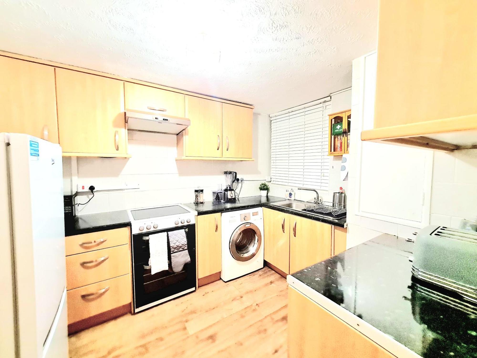Cosy Luxurious 3 Bedroom House, Free Parking, Free Wifi, Private Garden, Free Netflix Havering Exterior photo