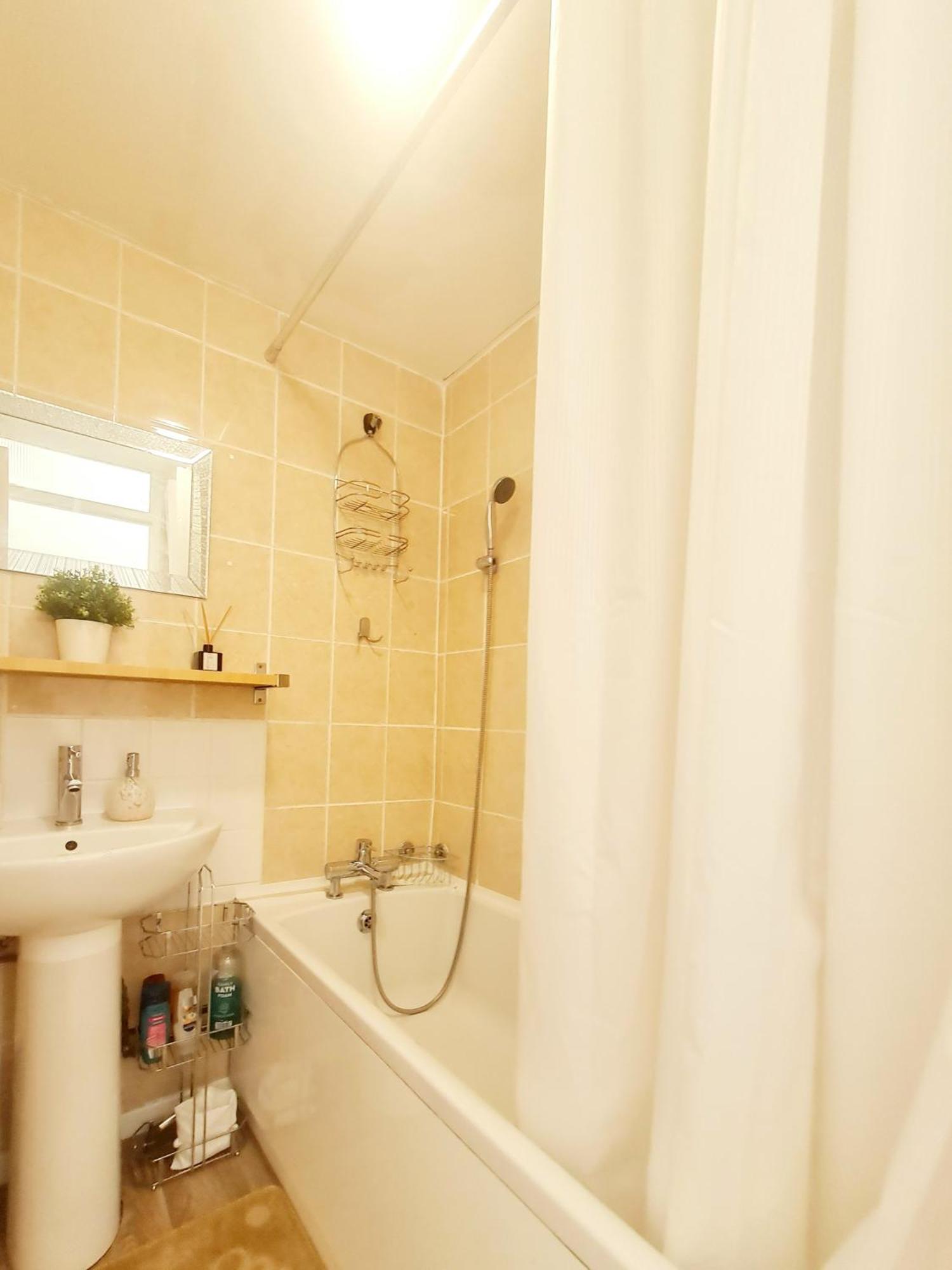 Cosy Luxurious 3 Bedroom House, Free Parking, Free Wifi, Private Garden, Free Netflix Havering Exterior photo